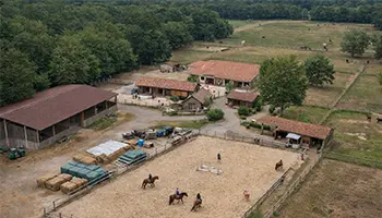 centre équestre carrière manège écurie chevaux